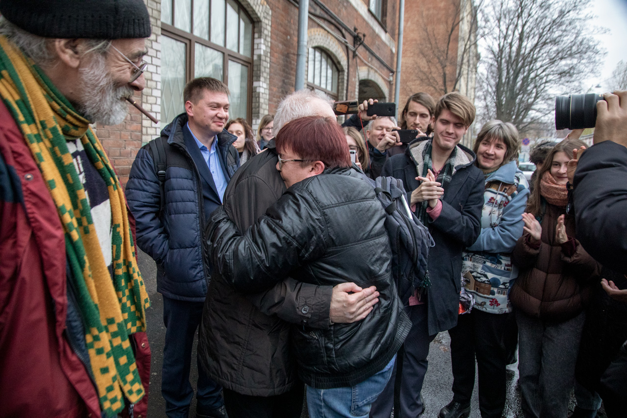 Группа поддержки встречает Евгения Бестужева и Сергея Подольского на выходе здания Калининского суда, 5 ноября 2024 года.<br>Евгений обнимается с Людмилой Дубовой, которая координировала сбор средств и передачи в СИЗО / Фото: Алексей Душутин, «Новая газета»