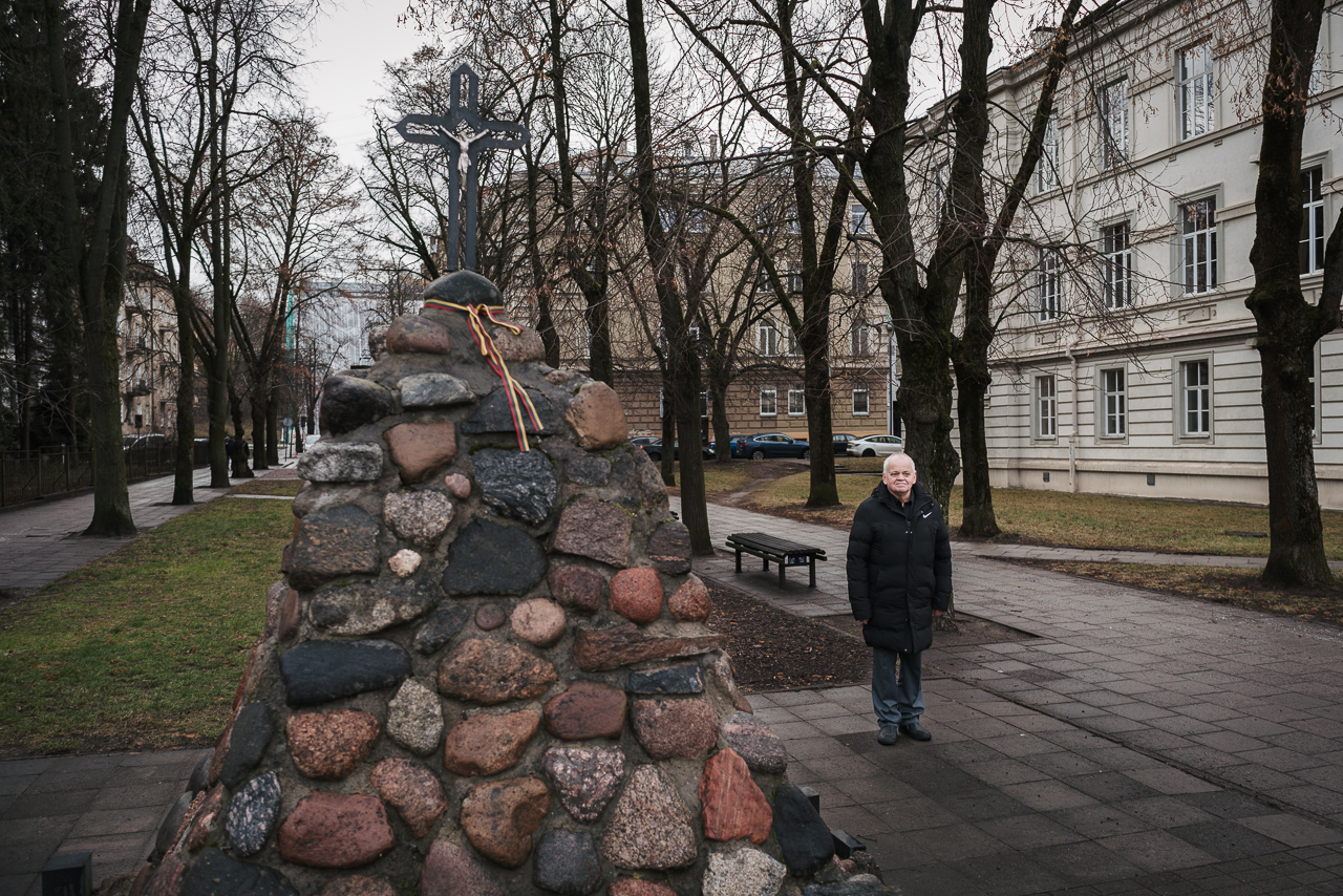 Евгений Бестужев у Памятника жертвам советской оккупации в Вильнюсе, Литва / Фото: Даша Трофимова для ОВД-Инфо