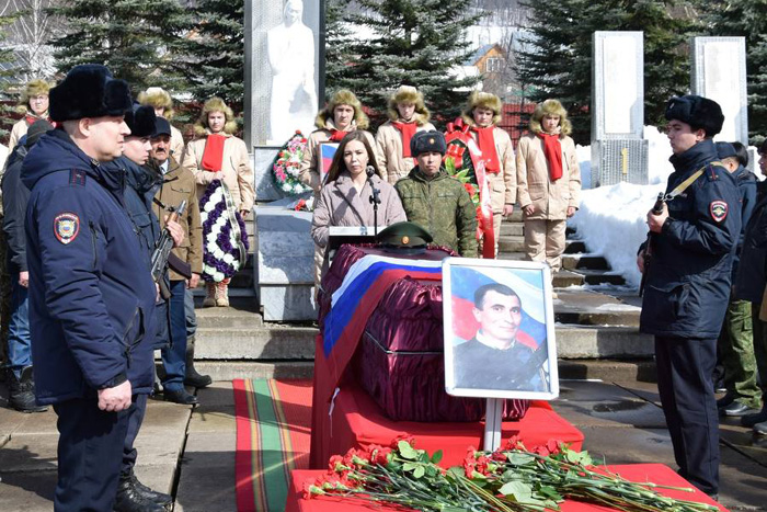 <em>Зульфия Гайсина выступает на похоронах участника войны в Украине, Нуримановский район Башкортостана, 3 апреля 2024 года / Фото: телеграм-канал Зульфии Гайсиной</em>