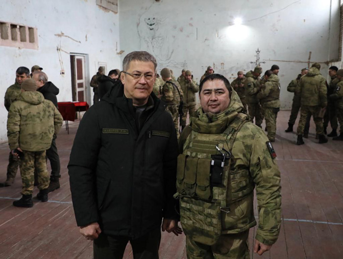<em>Радий Хабиров и Азат Бадранов на оккупированных территориях Украины, декабрь 2022 года / Фото: телеграм-канал Радия Хабирова</em>