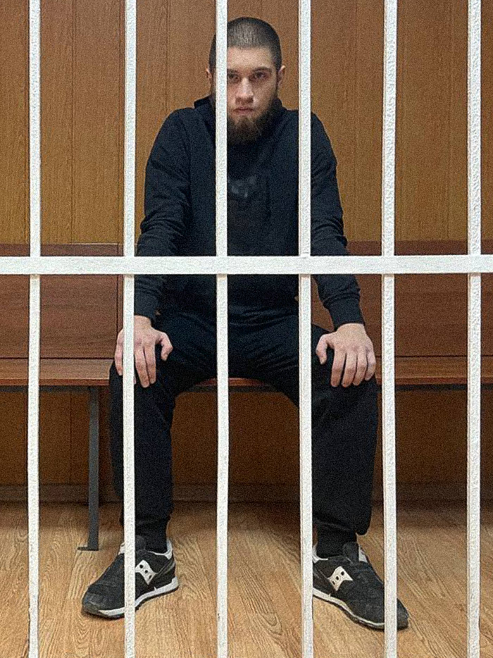 <em>Руслан во время заседания о продлении ареста, Гагаринский суд г. Москвы, апрель 2023 года / Фото предоставлено девушкой Руслана Ушакова</em>