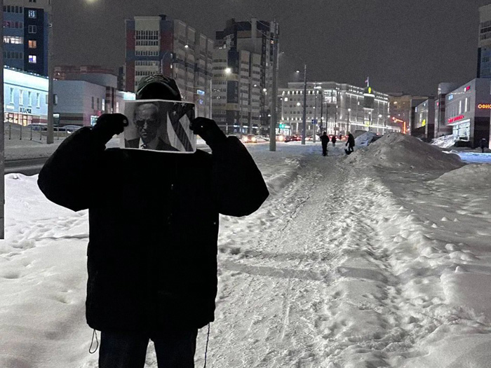 <em>Кирилл Чибисов с фотографией Джо Байдена / Фото предоставлено Кириллом Чибисовым</em>