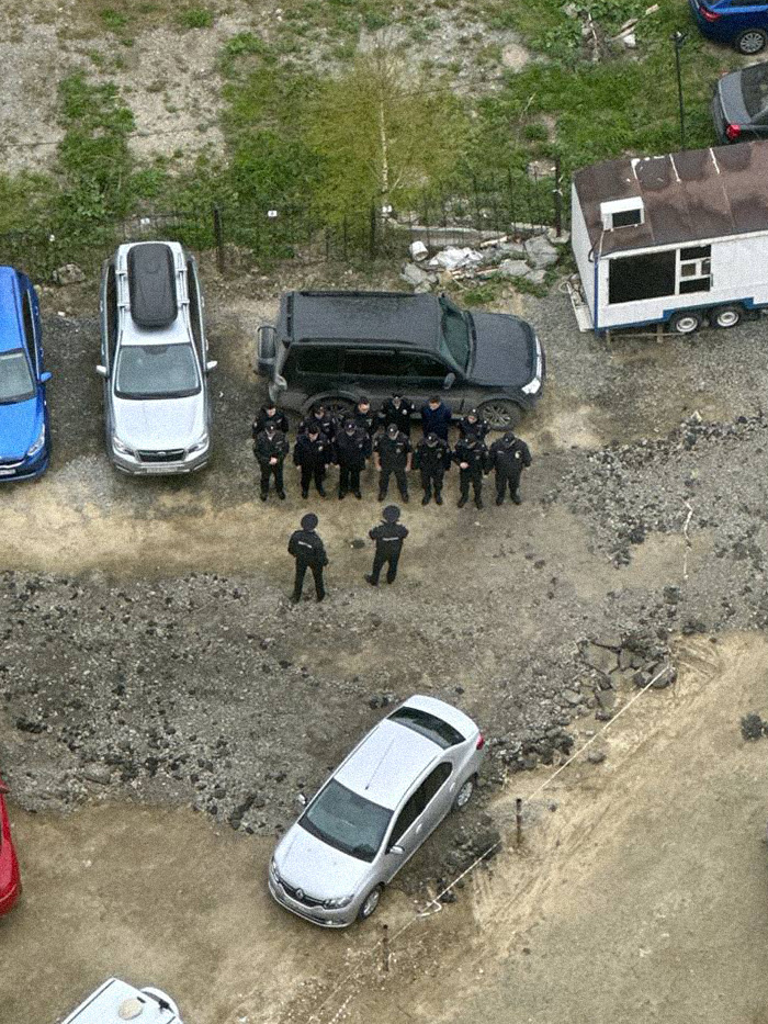 <em>На следующий день, 18 мая, на запланированный жителями субботник, по данным «Вечерних Ведомостей», приехало порядка 20 полицейских / Фото: Telegram-чат «Штаб Берёзовая Роща»</em>