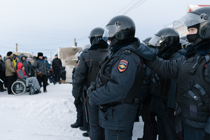 <em>Полицейские у суда в Баймаке, 17 января 2024 года / Фото: ОВД-Инфо</em>