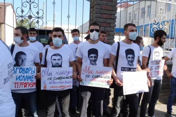 «Ekinci Bağçasaray gruppa"sınıñ şahıslarına makeme ükümi çıqarmazdan evel Cenübiy daire arbiy mahkeme binası yanında turğan qırımtatar faaller. 2020 senesi ilk küz ay (sentâbr) 16/ Resim: «Qırım birdemligi»."Ekinci Bağçasaray gruppa"sınıñ şahıslarına makeme ükümi çıqarmazdan evel Cenübiy daire arbiy mahkeme binası yanında turğan qırımtatar faaller. 2020 senesi ilk küz ay (sentâbr) 16/ Resim: «Qırım birdemligi».