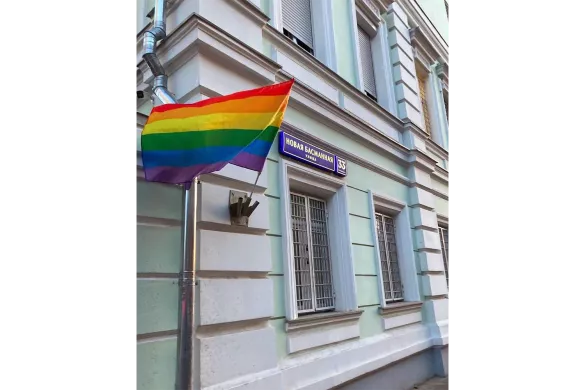 Радужный флаг на здании ОВД «Басманный» / Фото: арт-группа Pussy Riot 