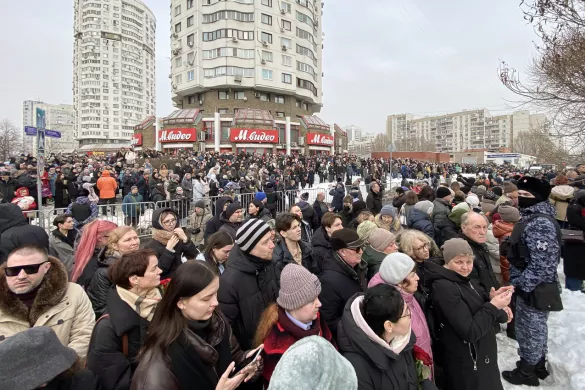 People gathered to bid farewell to Alexei Navalny at the Church of the Icon of the Mother of God Soothe My Sorrows / Photo: Meduza