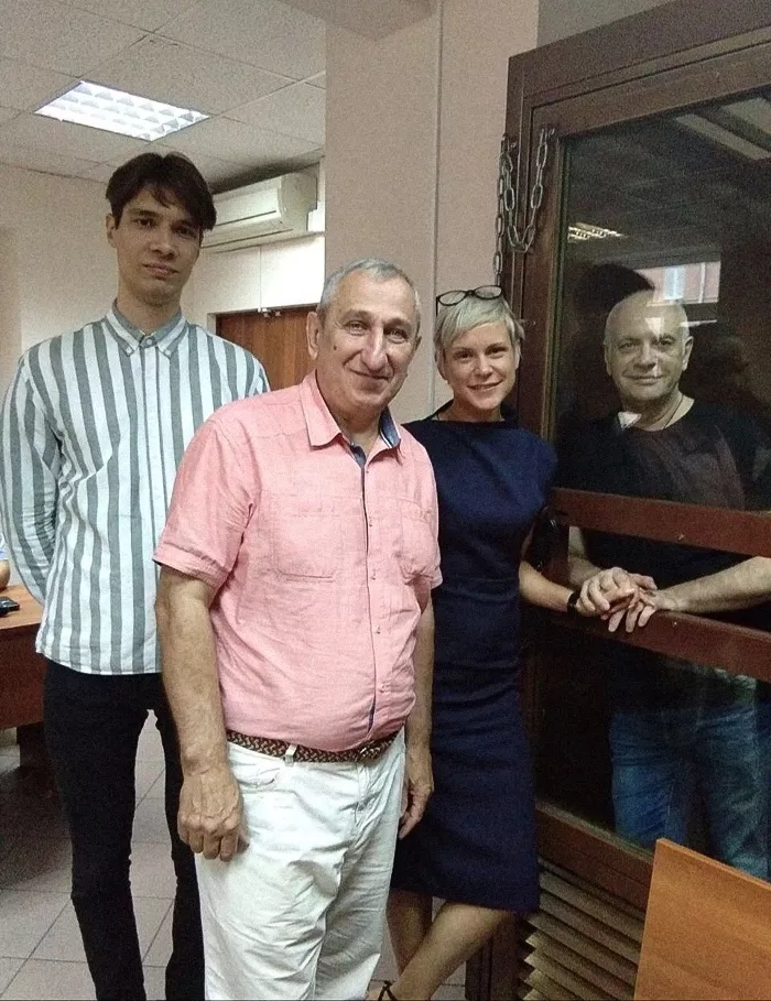 Дмитрий Талантов с сыном Романом, женой Ольгой и адвокатом Ильман Евсултановым в суде / Фото предоставлено Ольгой Талантовой