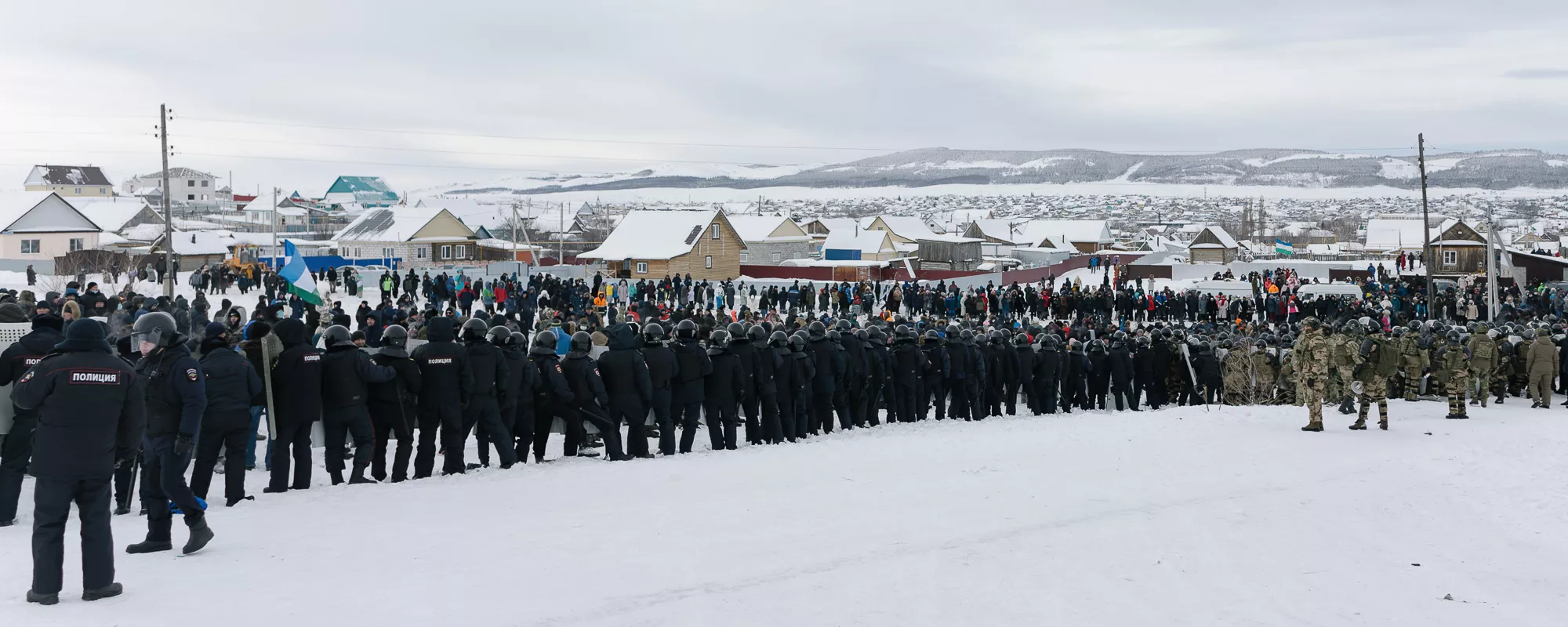 Разгон народного схода на поле у здания суда в Баймаке, 17 января 2024 года