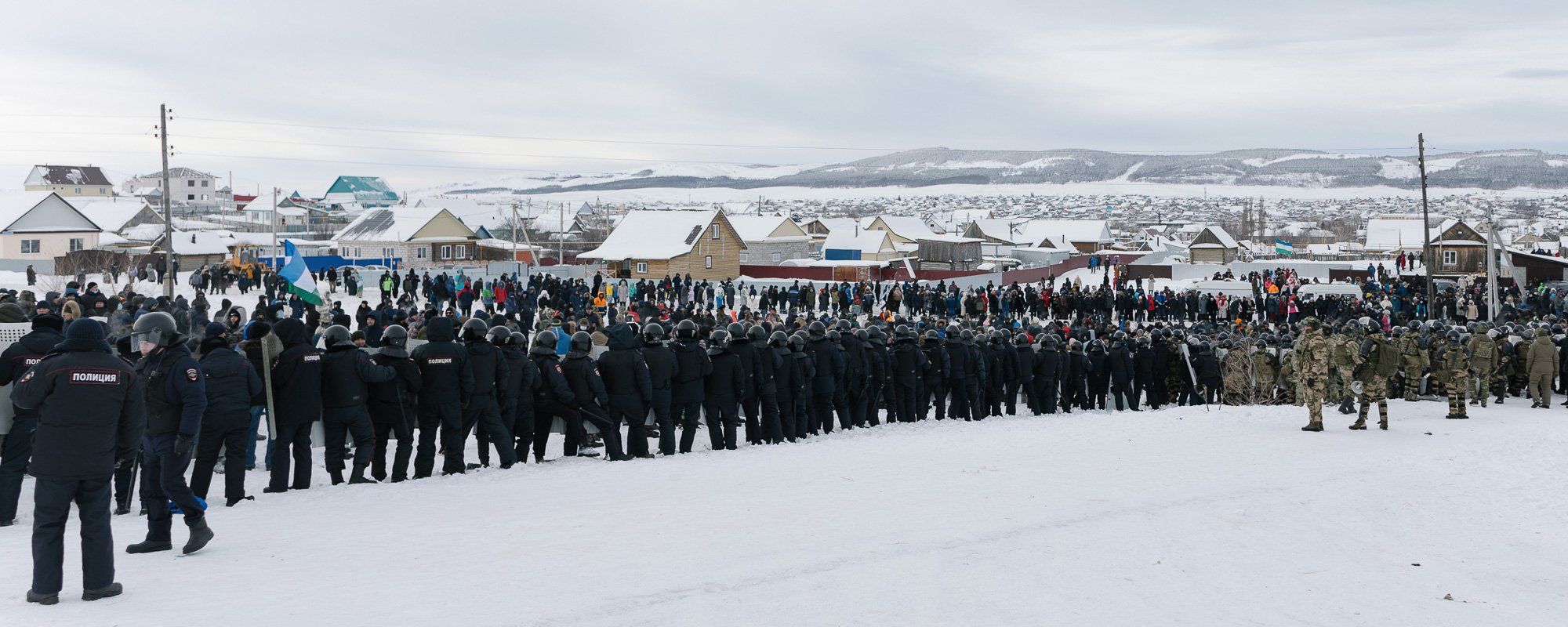 Разгон народного схода на поле у здания суда в Баймаке, 17 января 2024 года