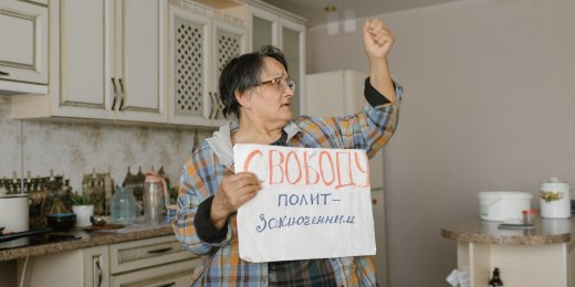 «Піду нацистів бити». Как живет семья протестных фермеров из покинутой деревни, пока их соседи-украинцы идут на войну