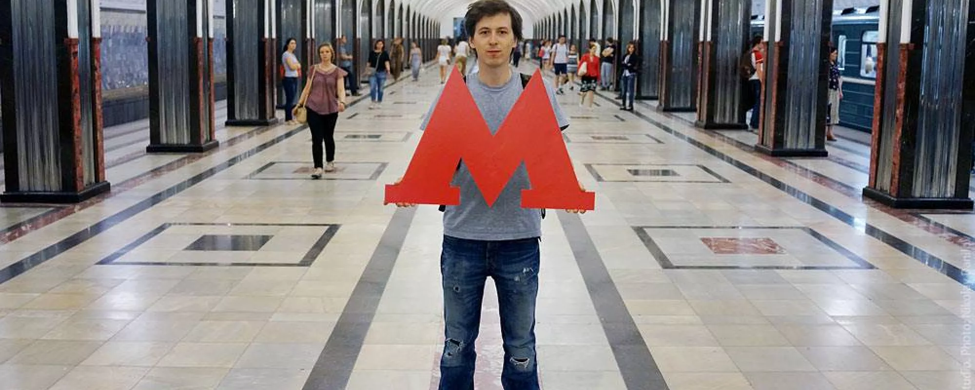 «А зачем убегал?»: автору логотипа московского метро сломали ногу перед акцией у мэрии