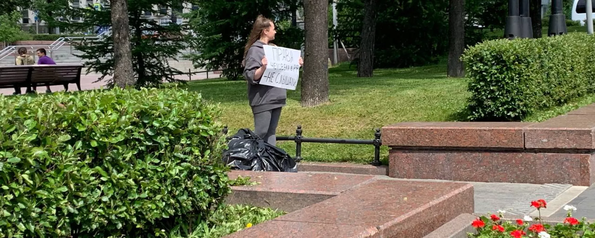В Москве неподалеку от Пушкинской площади задержали активистку с одиночным пикетом