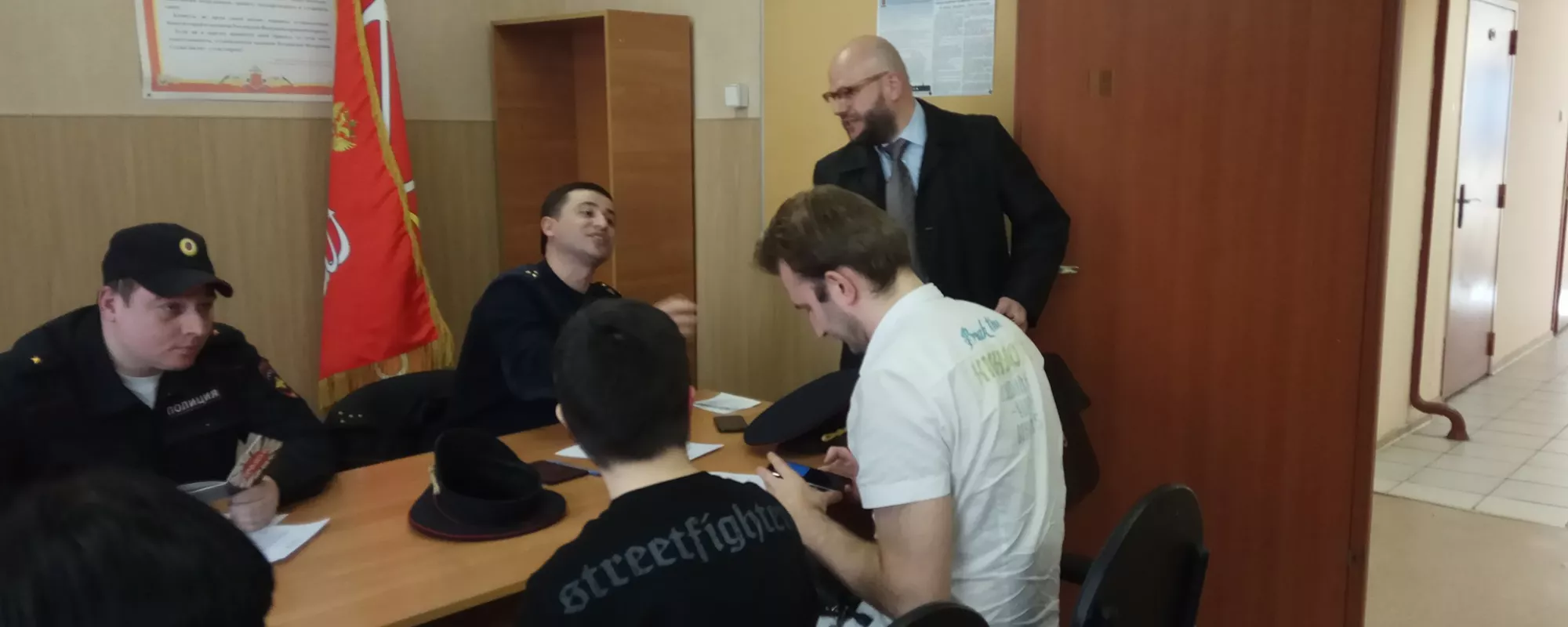 Задержанных участников ЛГБТ-акции в Петербурге доставили в полицию и оформляют протоколы