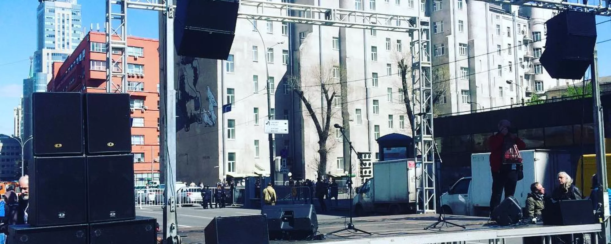 Полиция на митинге потребовала убрать баннеры про Путина и Кадырова