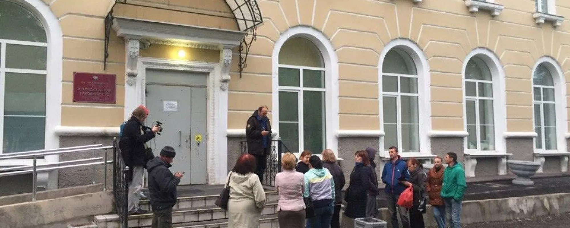 Задержанных в Петербурге дольщиков привезли в суд