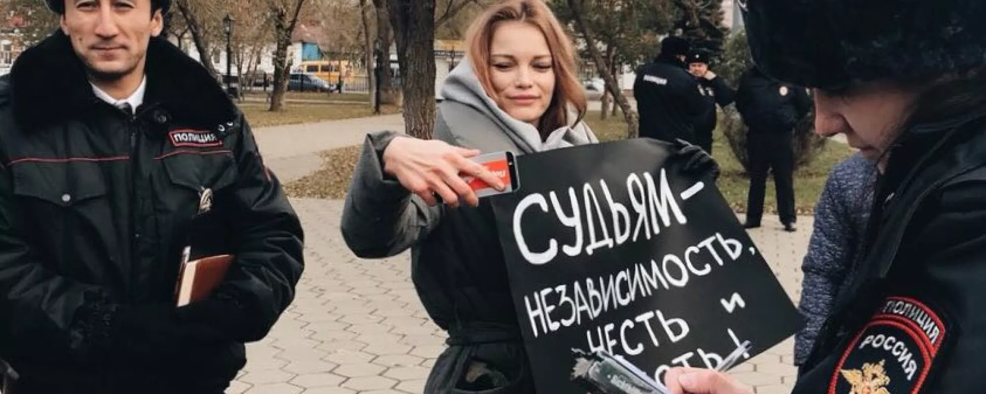 В Оренбурге на одиночном пикете задержали сотрудников местного штаба Навального