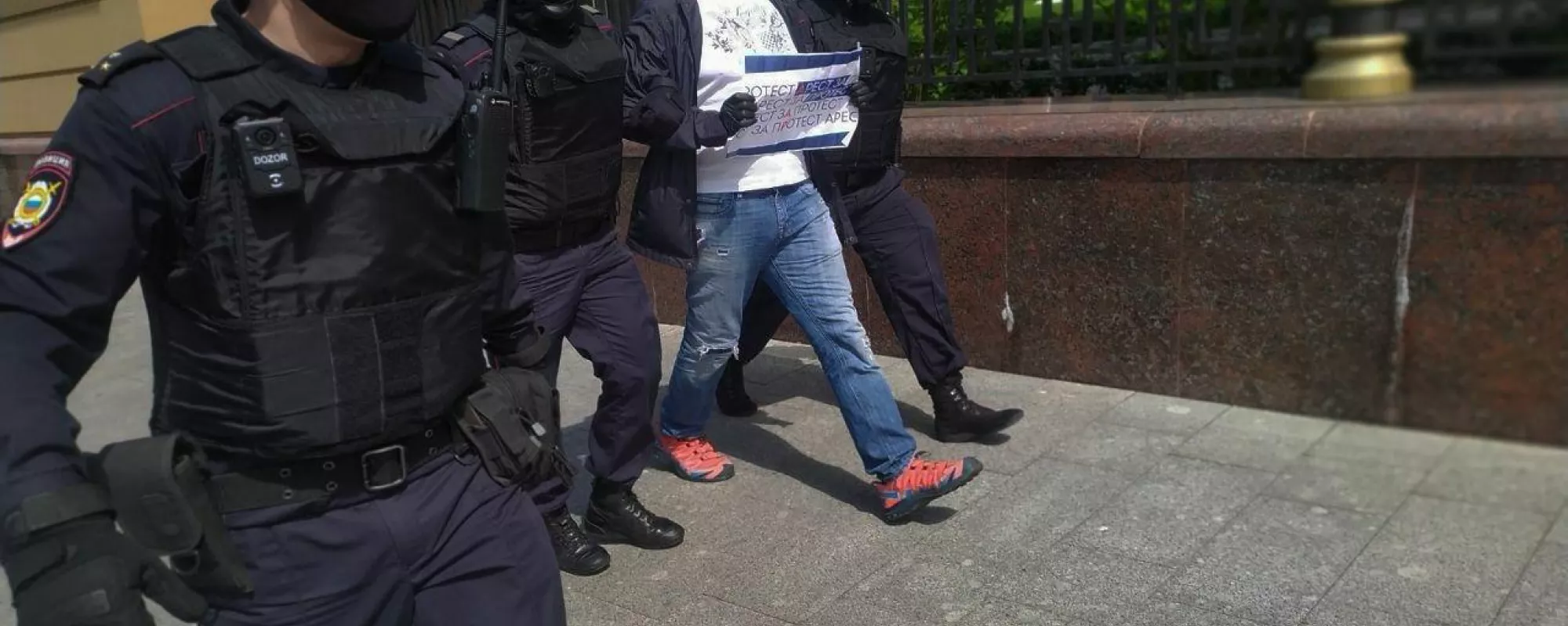 Задержания на одиночных пикетах 30 мая в поддержку задержанных. Онлайн