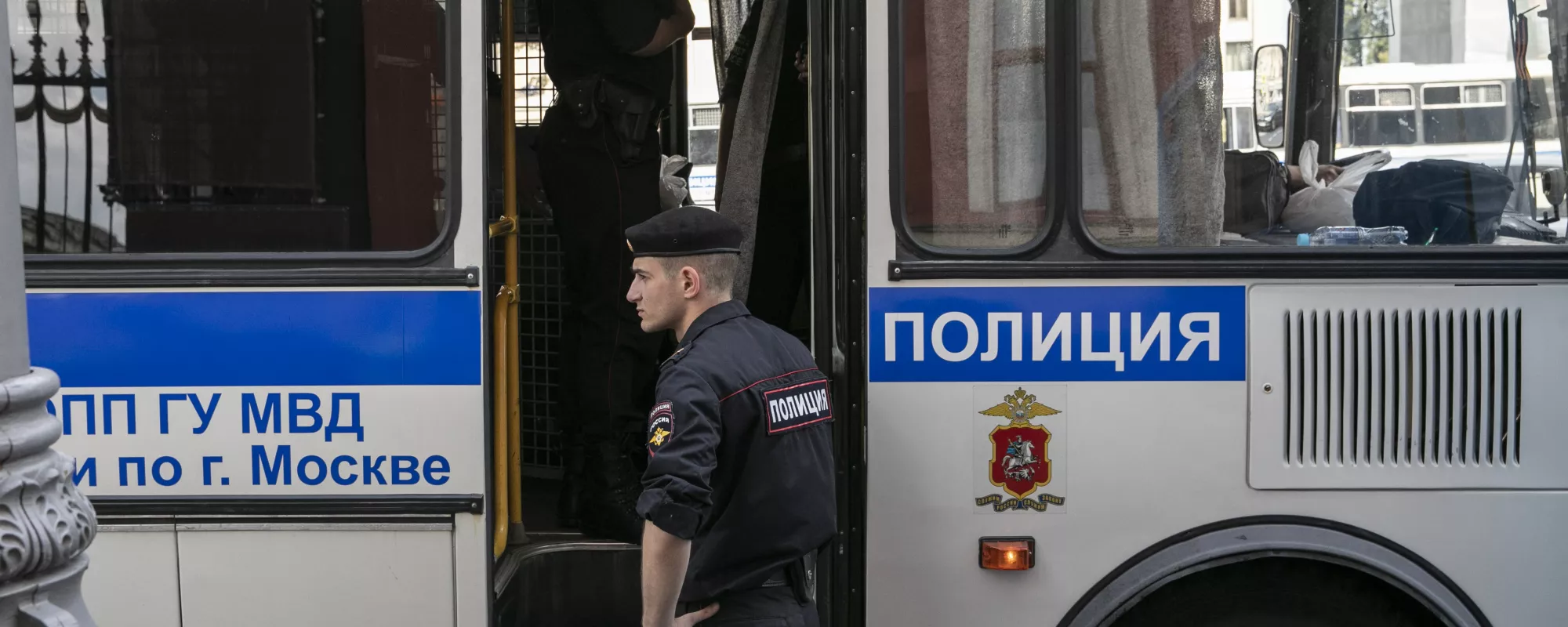 У задержанных отбирают вещи и телефоны в автозаке: новая тенденция московских митингов