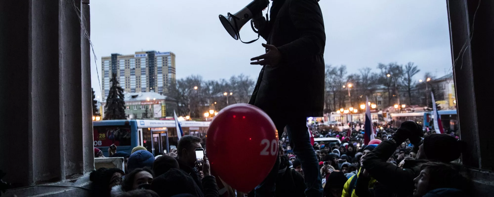 В Самаре на организатора митинга-встречи с Алексеем Навальным составляют протокол