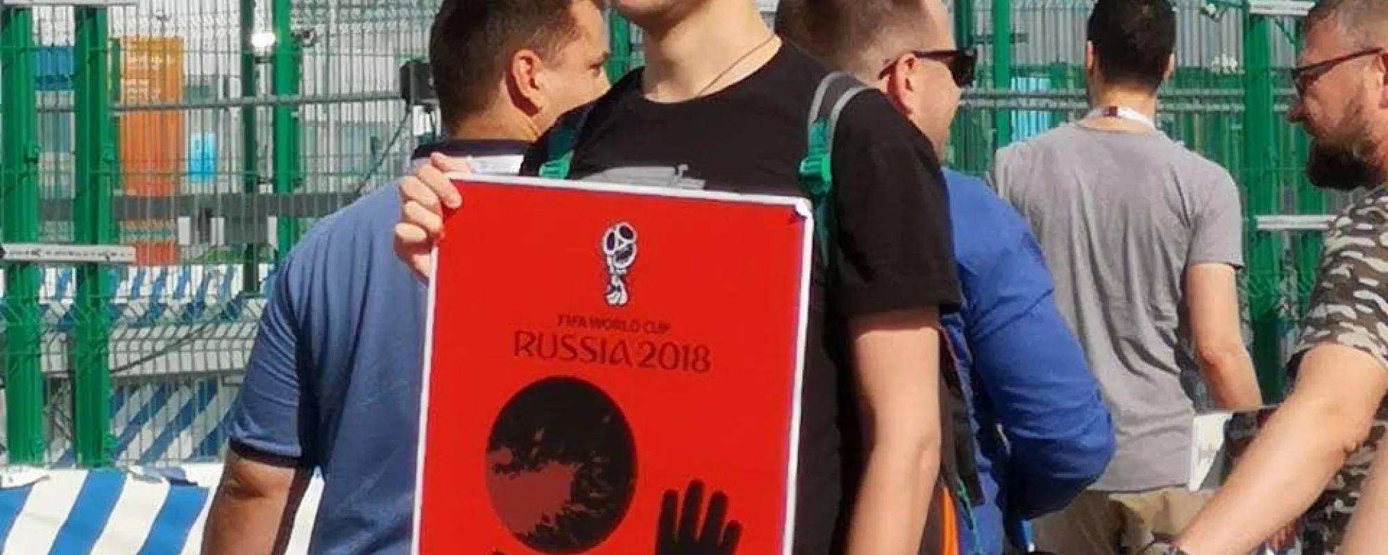 В Петербурге задержали пикетчика с рисунком, критикующим Чемпионат мира по футболу