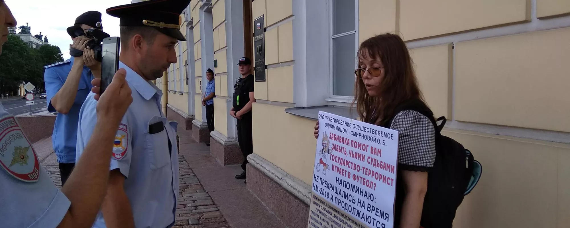 В Петербурге координатора движения «Солидарность СПб» задержали на одиночном пикете