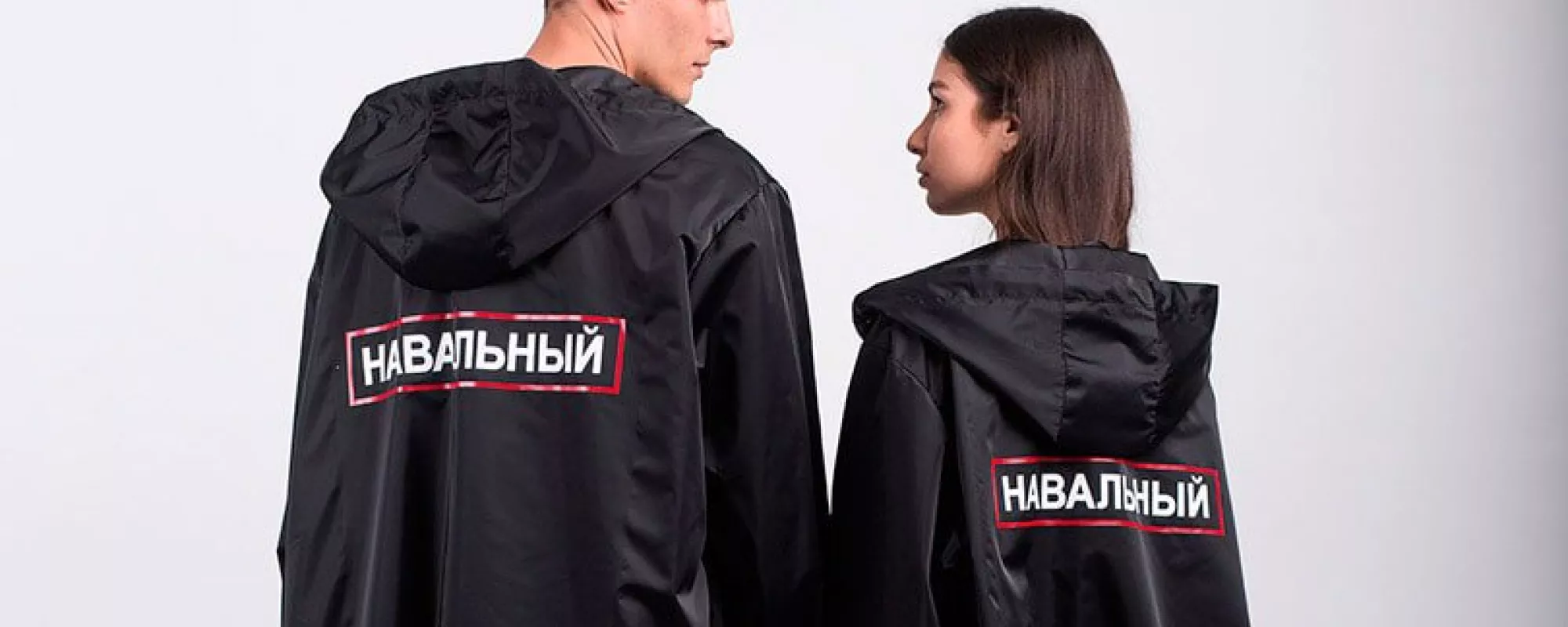 В Петербурге двух активистов задержали из-за дождевиков с надписью «Навальный»