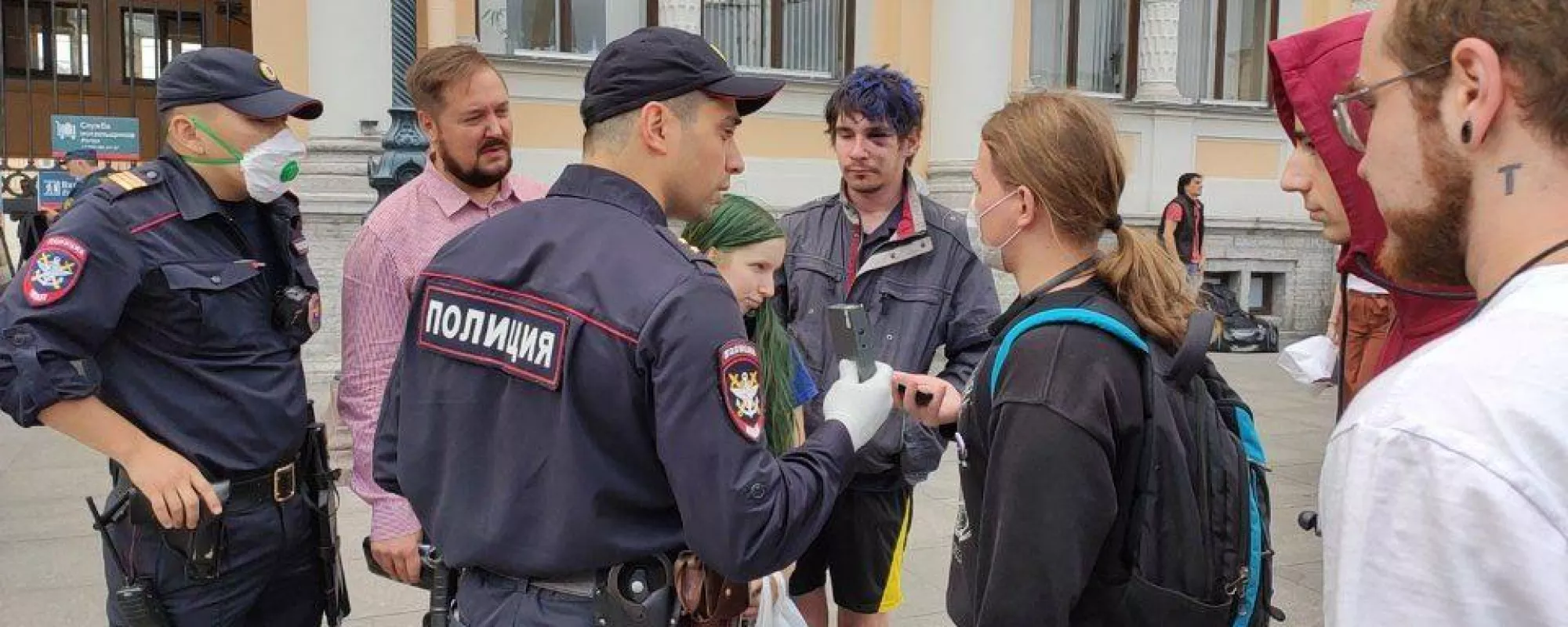На выходе из поезда в Петербурге сотрудники Центра «Э» задержали сторонников «Бессрочного протеста»