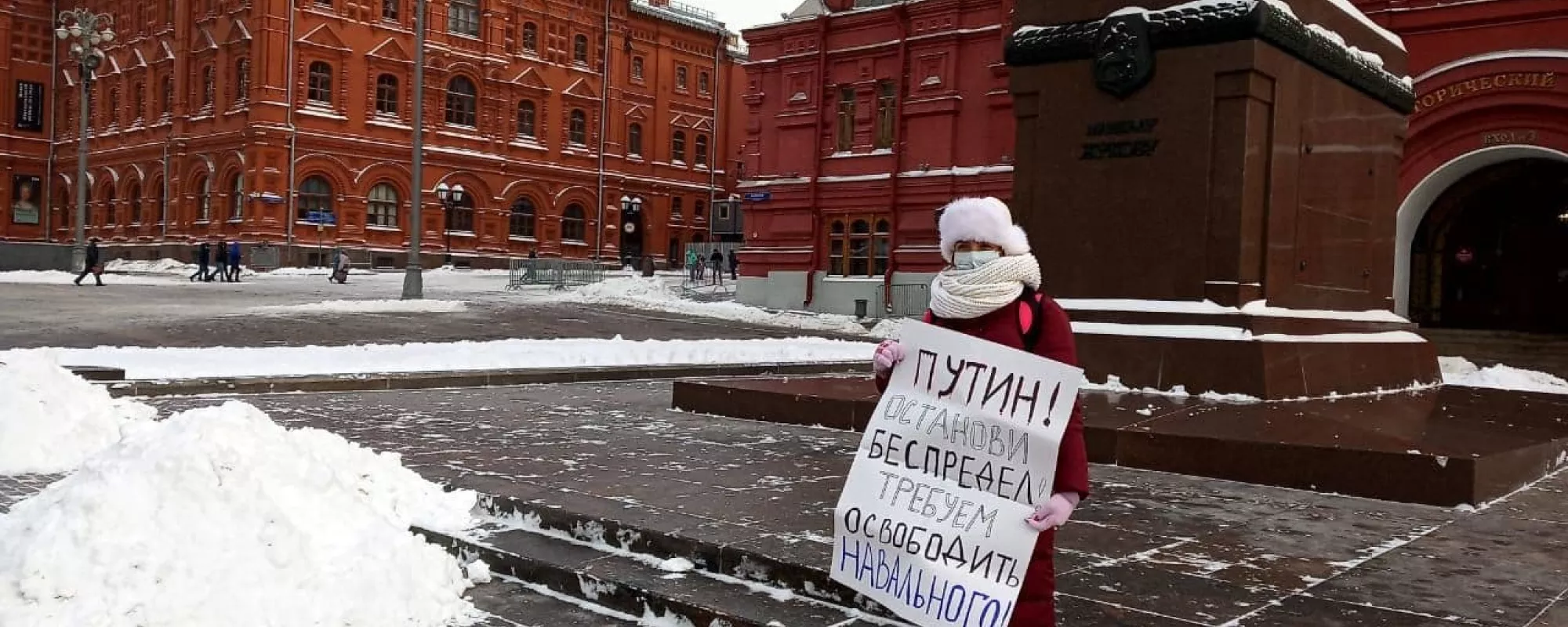 На Манежной площади в Москве задержали двух участниц одиночных пикетов в поддержку Навального