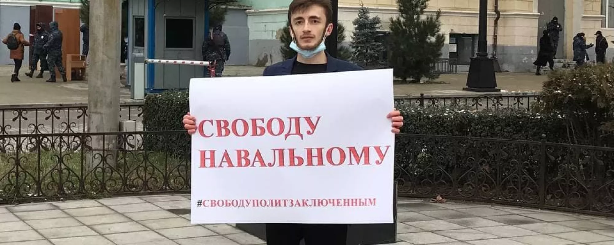 В Махачкале полиция забрала в отдел участника пикета в поддержку Навального и политзаключенных