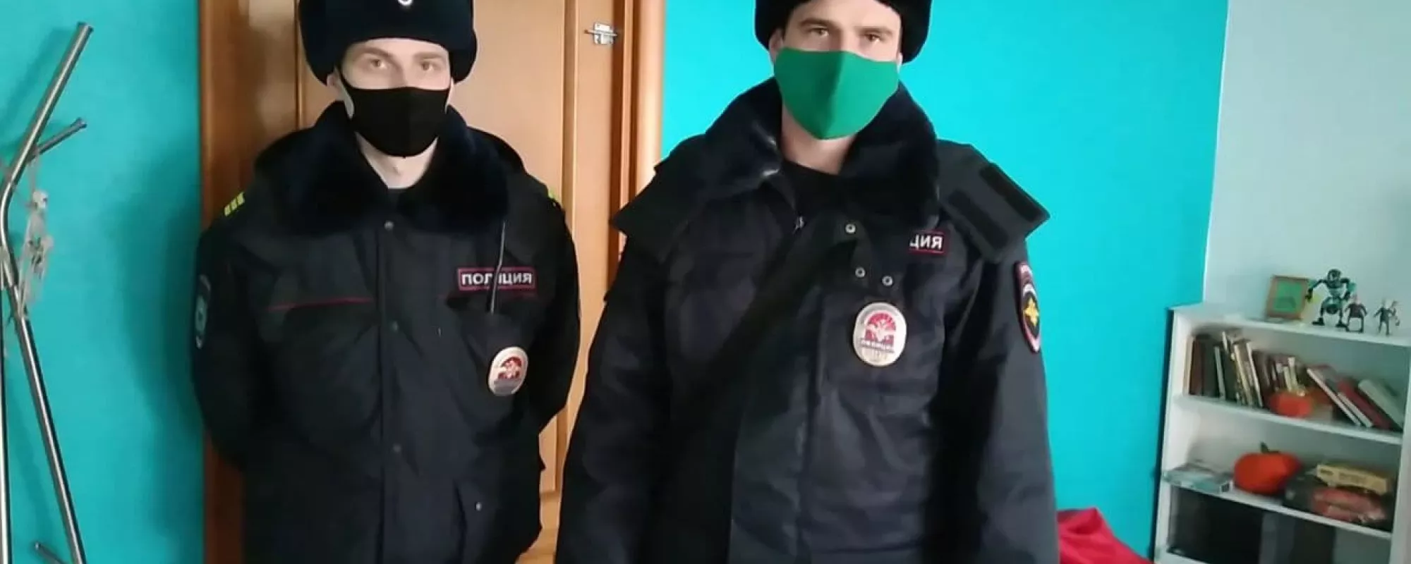 В Кемерово полицейские посетили штаб Навального. Один из силовиков унес оттуда собственный портрет