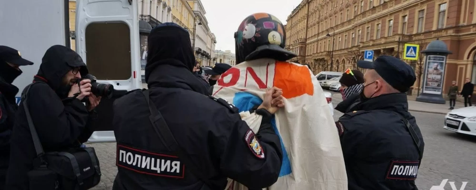 В Петербурге художников арестовали из-за выставки картин о политических репрессиях