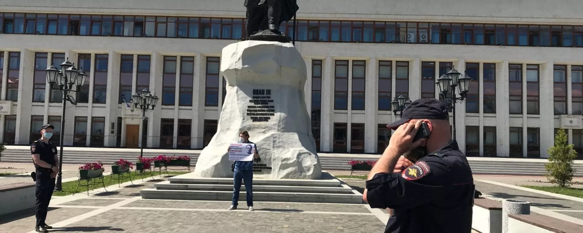 В Петербурге и Калуге задержали пикетчиков в поддержку политзаключенных