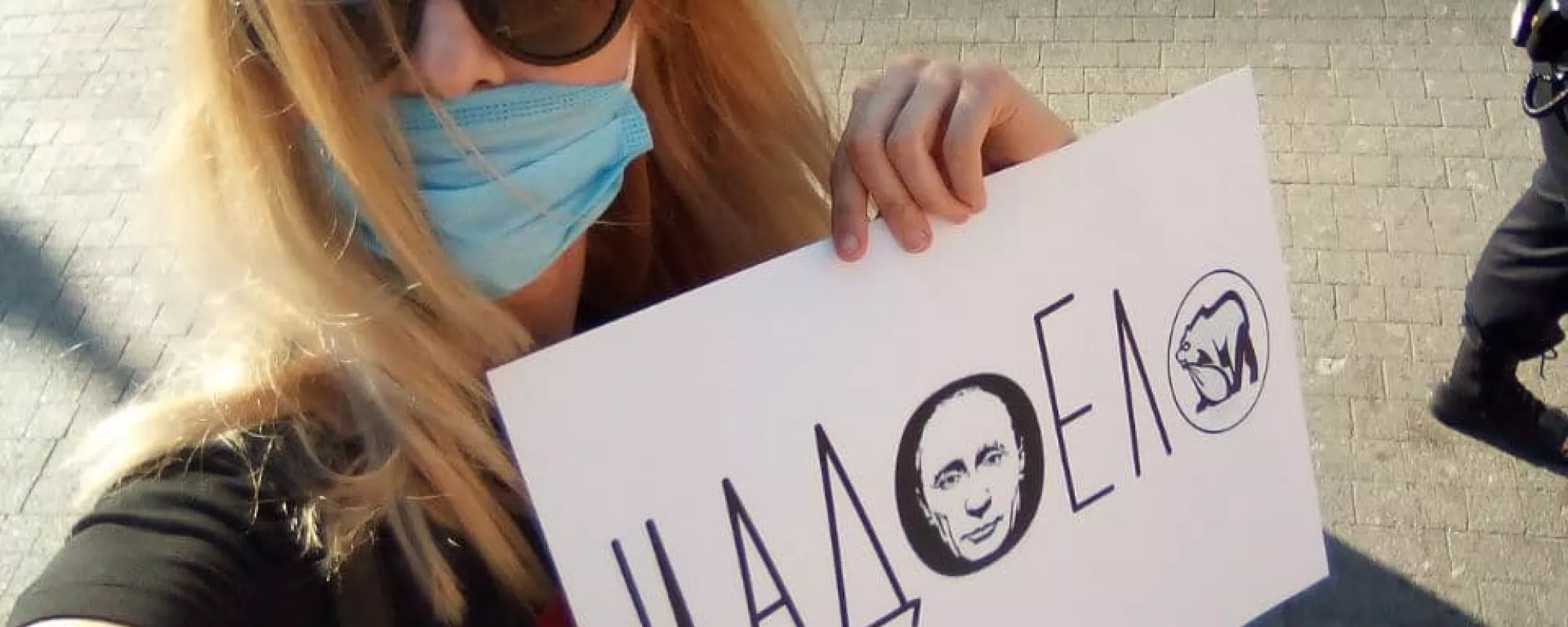 В Петербурге задержали пикетчицу с плакатом «Надоело»