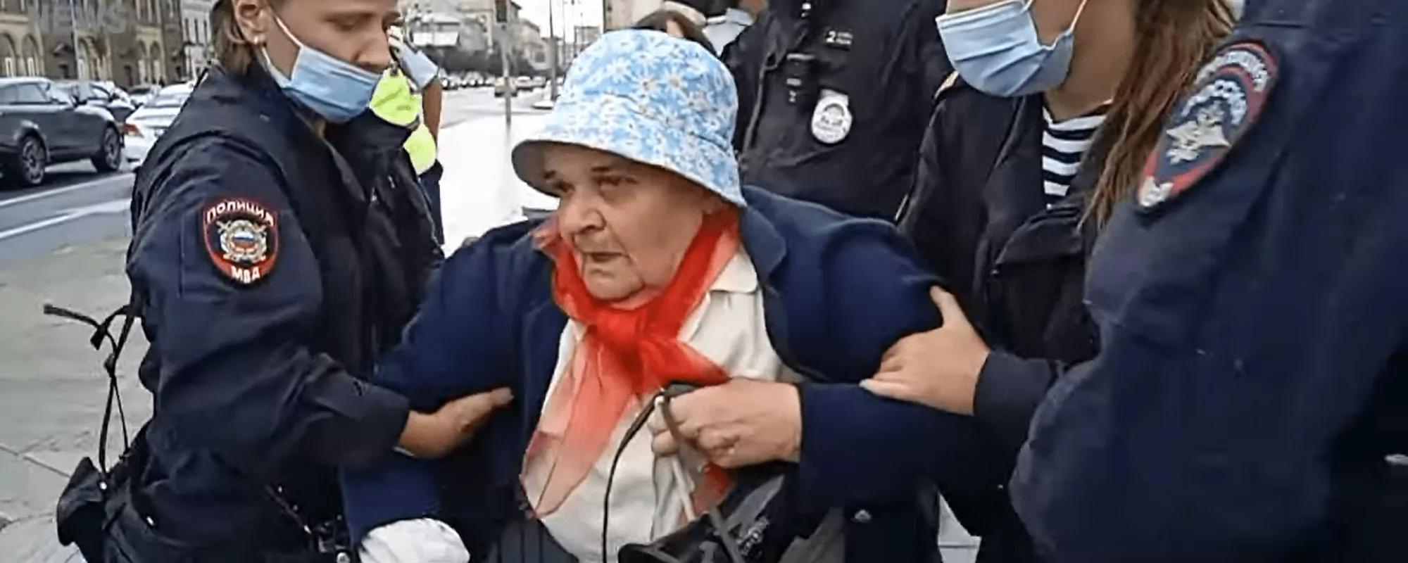 В Москве во время народного схода за чтение стихов задержали пенсионерку. Силовики применили силу