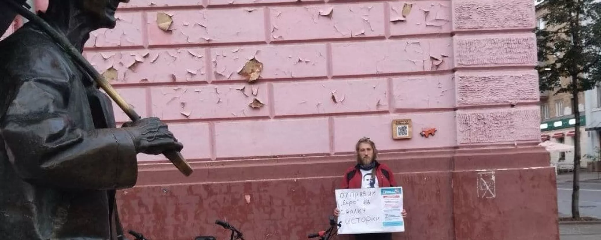 В Красноярске задержали пикетчика с плакатом в поддержку «Умного голосования». Уже отпустили