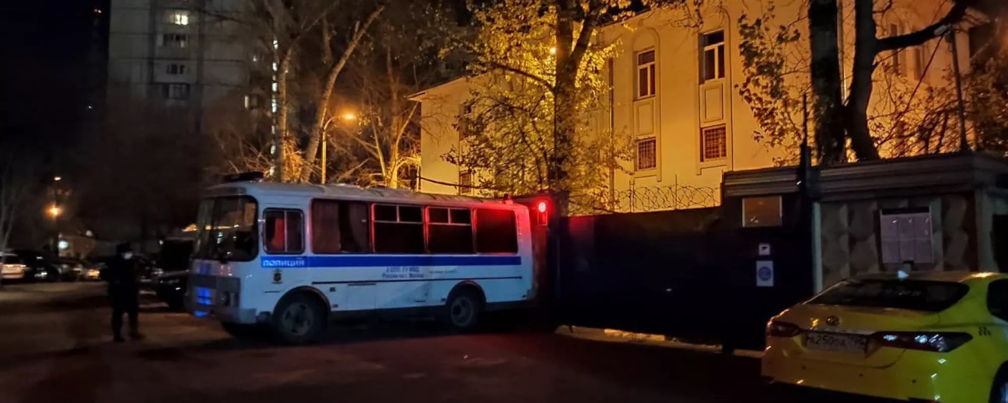 Участника Pussy Riot задержали сразу после отбытия 30 суток ареста. Уже отпустили