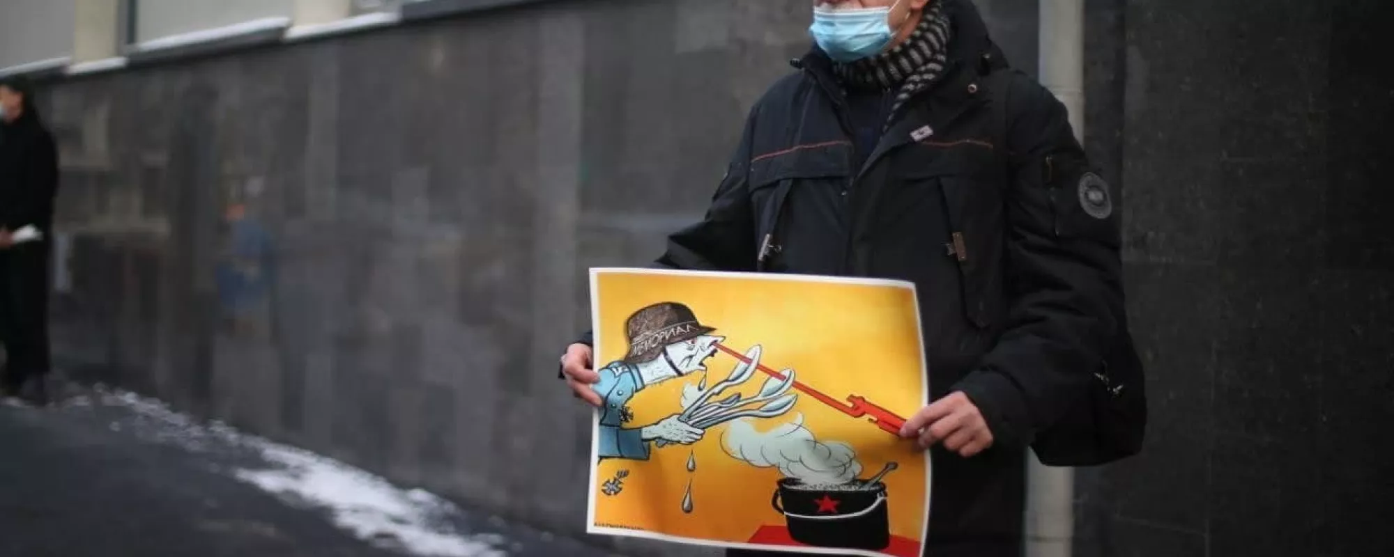 У здания Верховного суда задерживают пикетчиков, в том числе с плакатами против «Мемориала»