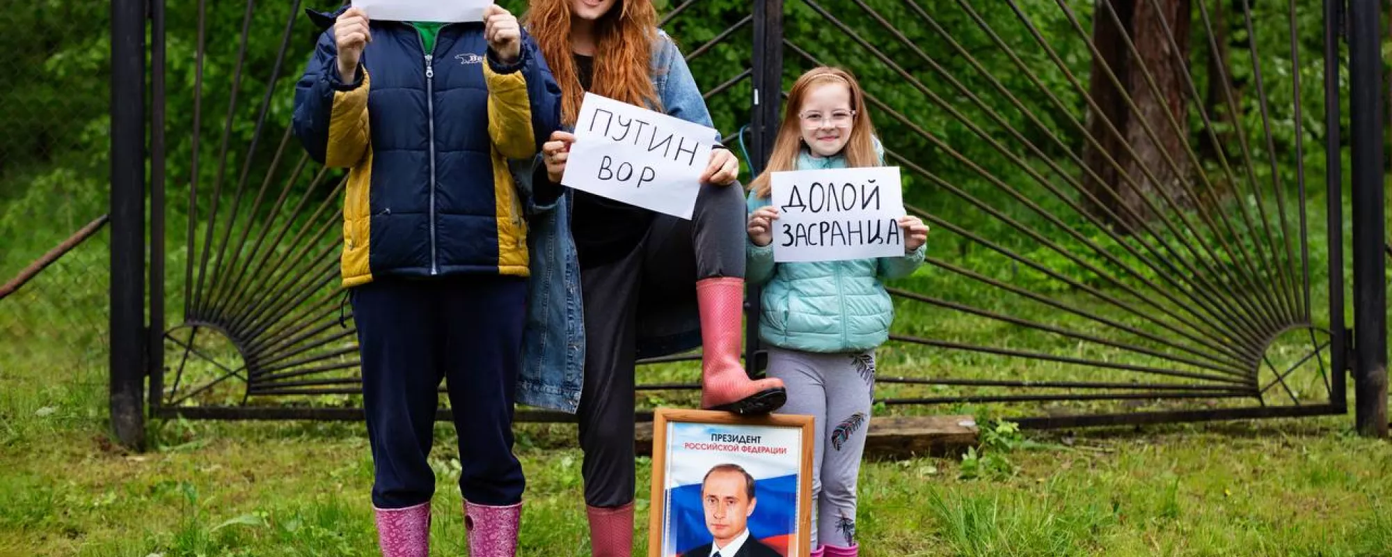 ЛГБТК-семья из Петербурга покинула Россию после угроз и визитов полиции
