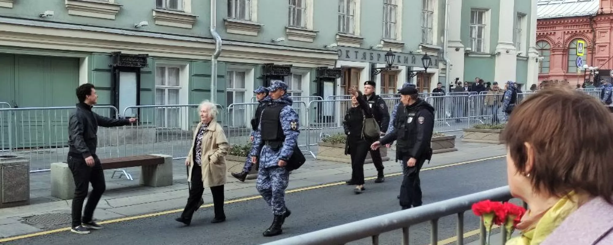 В очереди на прощание с Горбачевым задержали нескольких человек, среди которых — пожилая женщина