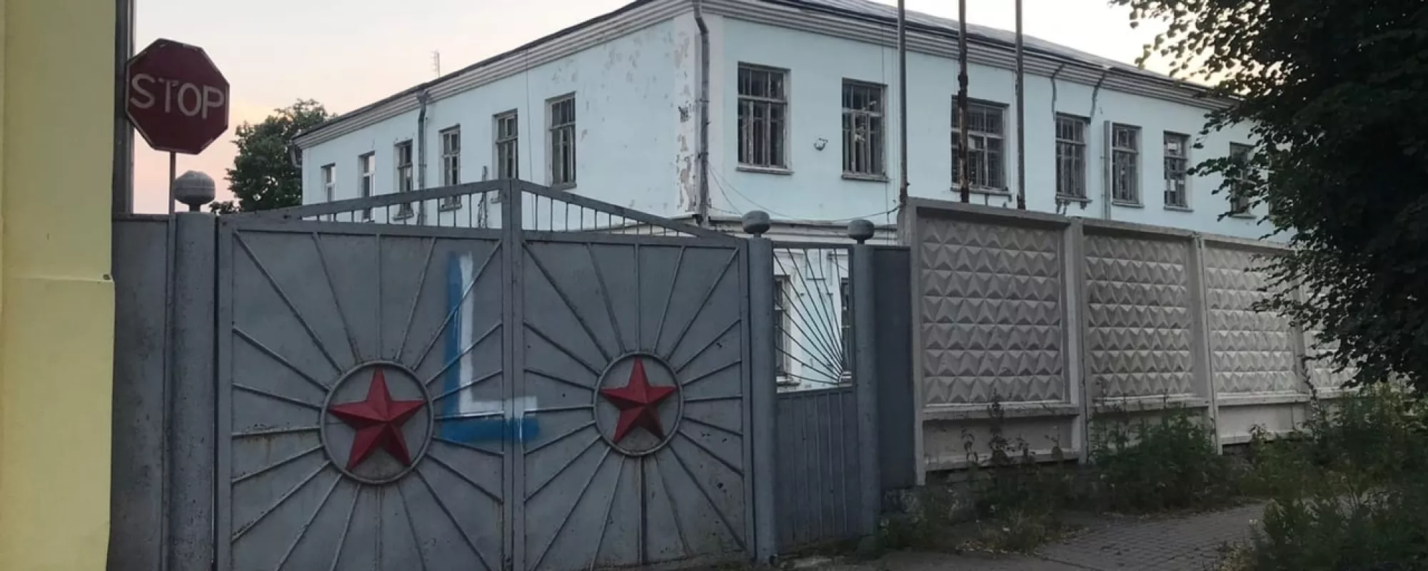 Жителя Тульской области отправили в СИЗО из-за антивоенных надписей и поджога Z-баннера