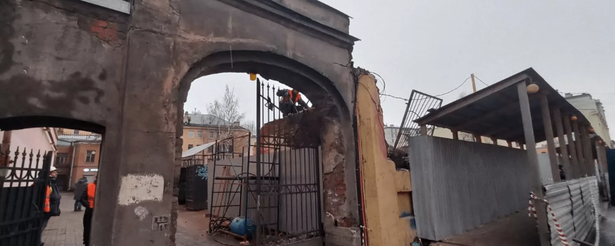 Петербургский градозащитник рассказал о нападении на него во время сноса исторической постройки