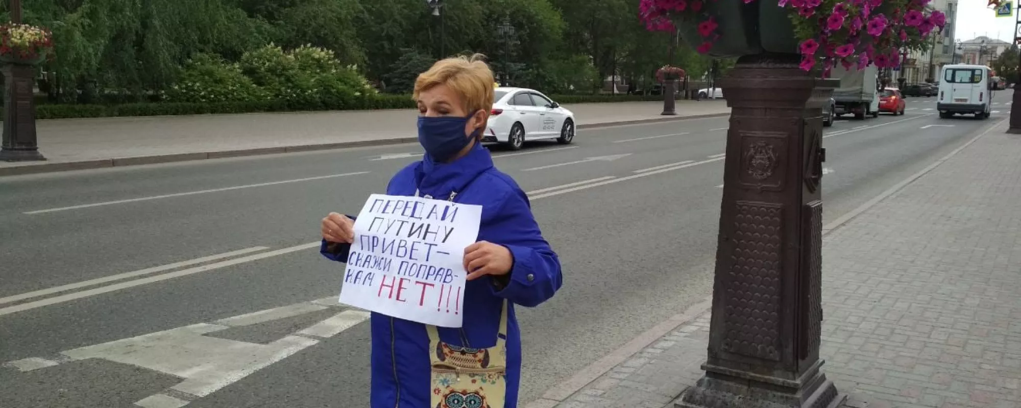 В Тюмени начальство сделало полицейскому замечание за жестокое задержание пикетчицы