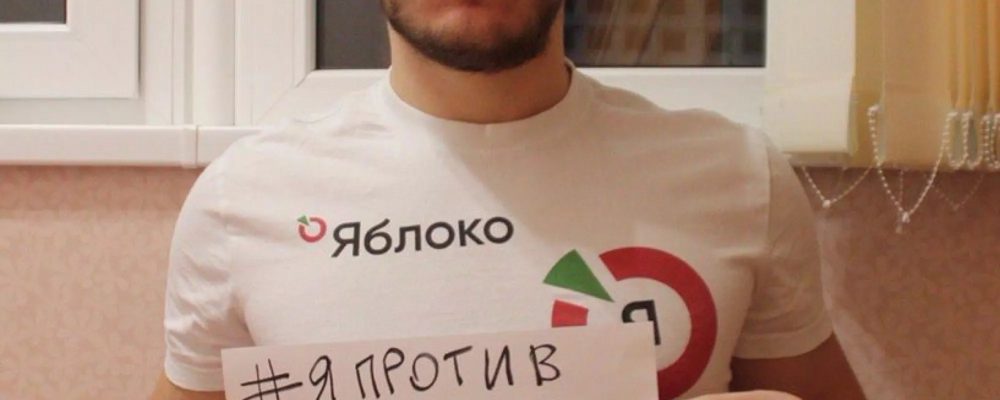 На твердых лавочках в пятнах засохшей крови