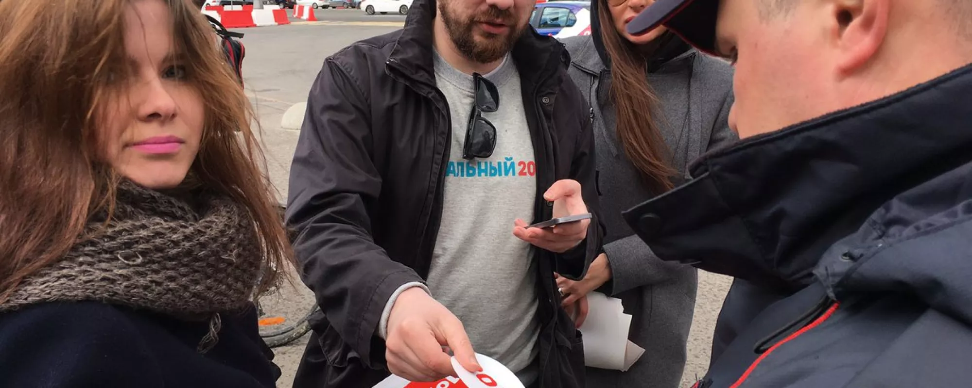 Пятерых активистов задержали за раздачу наклеек в рамках предвыборной кампании Навального