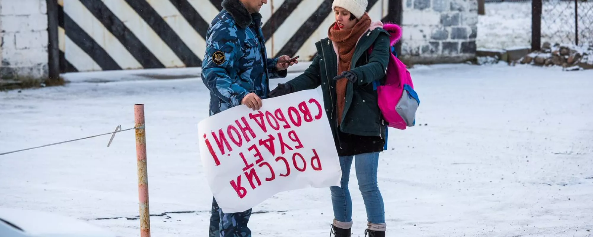 Суд оштрафовал активистку за одиночный пикет против пыток в карельской колонии