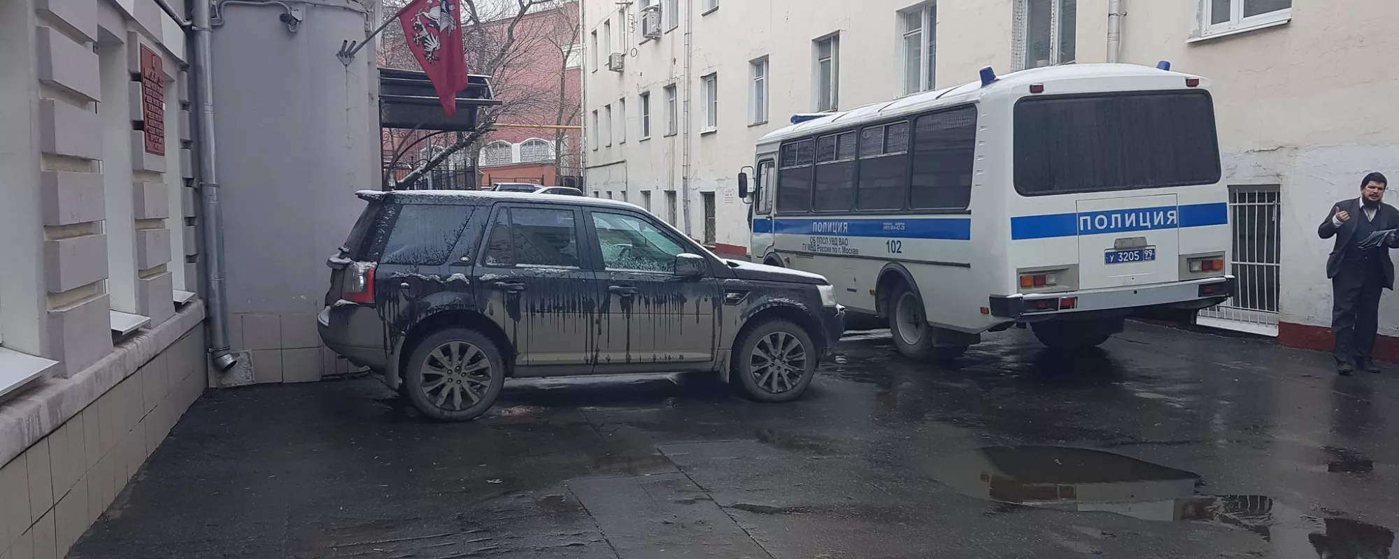У всех задержанных из «Метрогородка» истекли 48 часов, их держат в автозаке
