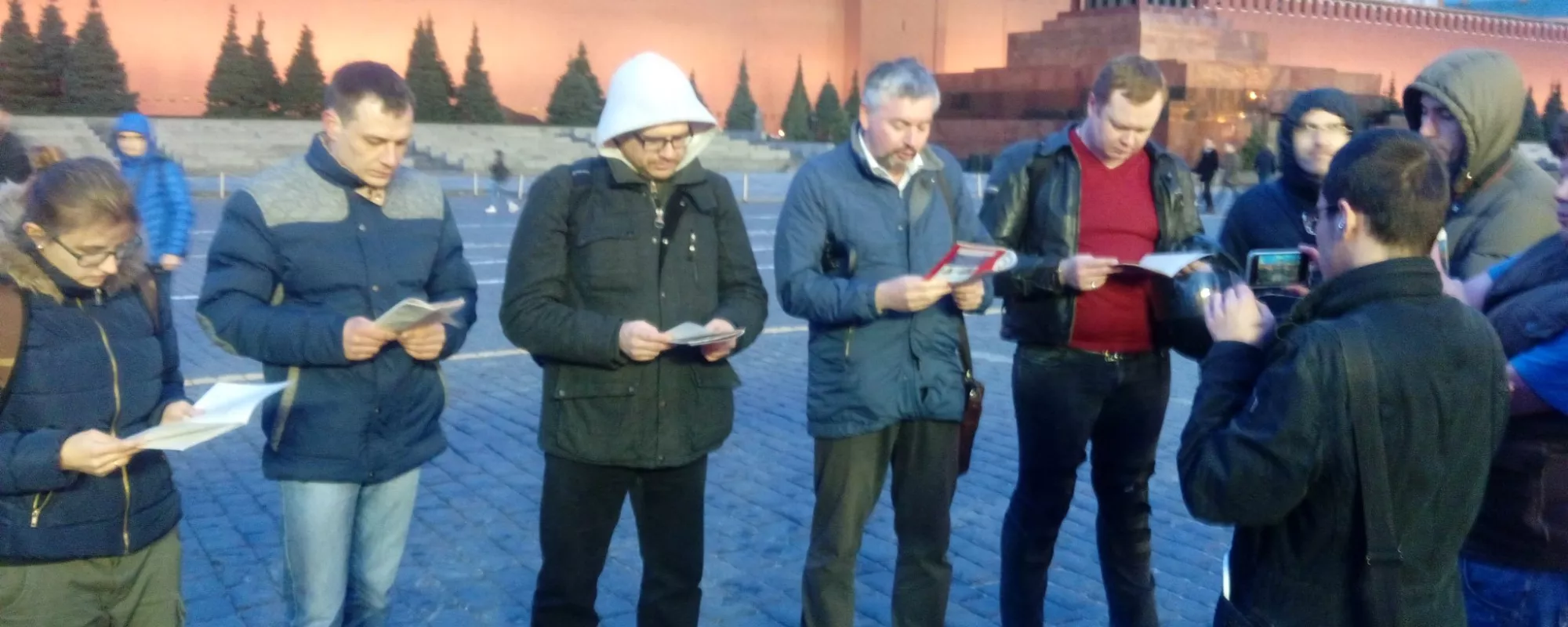На Красной площади начались задержания участников чтения Конституции