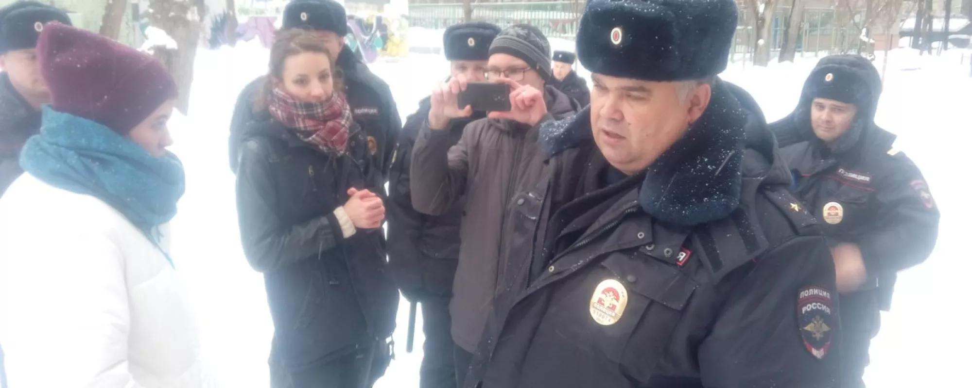 В Москве активистку задержали из-за маски Путина