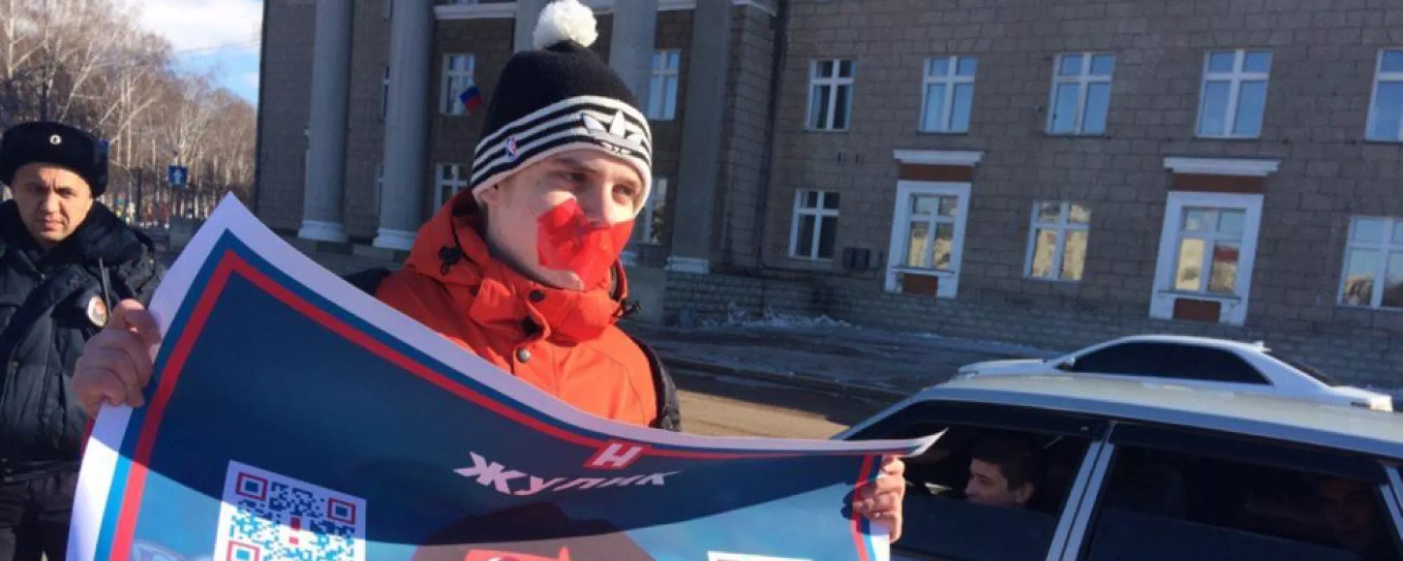 В Салавате к участнику одиночного пикета против коррупции на учебу пришел полицейский